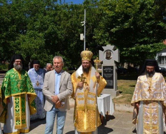 Паметник на протойерей Йордан Попов бе осветен в Монтана