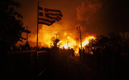Голям пожар до Солун изпепели фабрики и къщи, над 60 огнища в Гърция