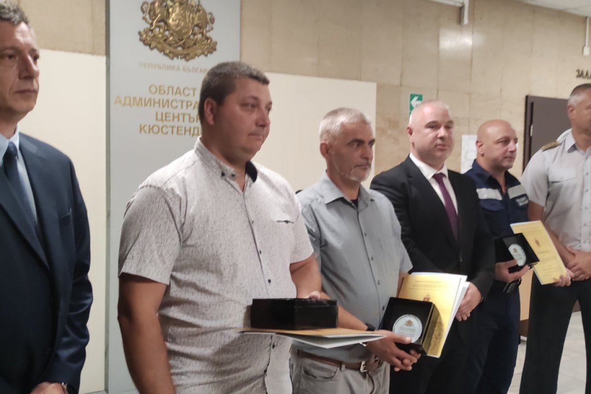 Наградени двама доброволци и пожарникар за изваждането на удавените в река Струма