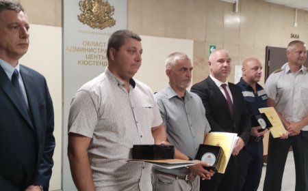 Наградени двама доброволци и пожарникар за изваждането на удавените в река Струма