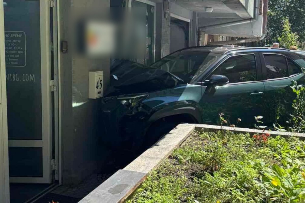 Автомобил се вряза в дентална клиника в София, няма пострадали