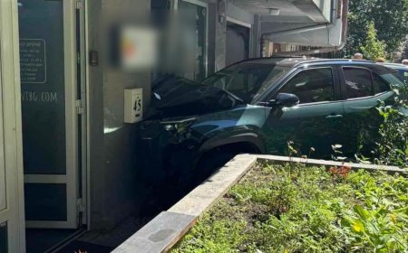 Автомобил се вряза в дентална клиника в София, няма пострадали