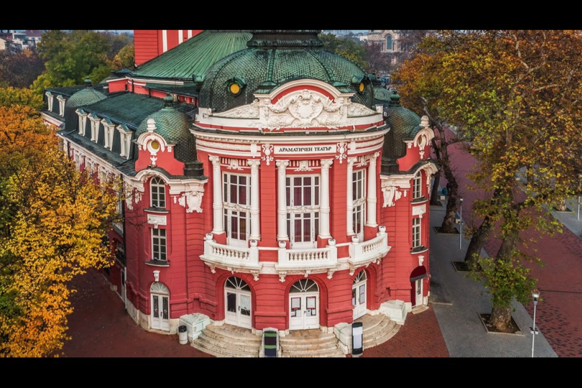 Оркестранти и хористи в ТМПЦ Варна протестираха на сцената със светлоотразителни жилетки