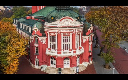 Оркестранти и хористи в ТМПЦ Варна протестираха на сцената със светлоотразителни жилетки