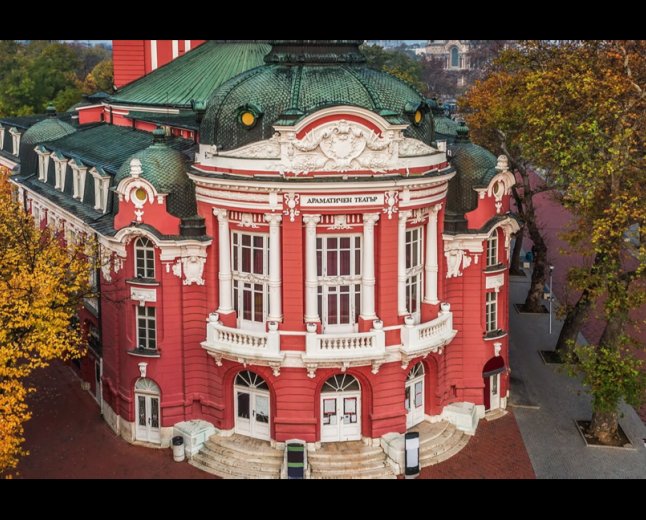 Оркестранти и хористи в ТМПЦ Варна протестираха на сцената със светлоотразителни жилетки