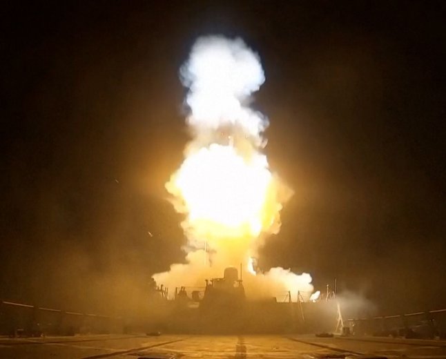 САЩ нанесоха нови удари по военни обекти на Иран след атака срещу кораб в Ормузкия проток
