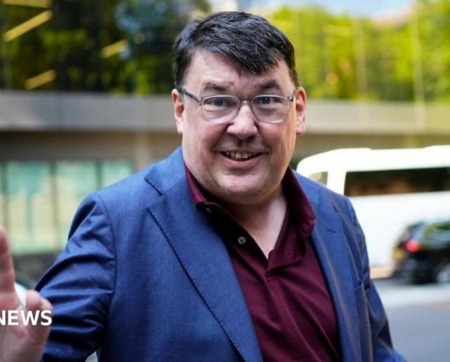 Британската полиция се извини на комедианта Греъм Лайнхан за ареста му заради публикации в X