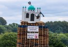 Десни лоялисти в Северна Ирландия поставиха макет на джамия на клада