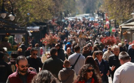 Младите хора по света искат семейство и деца, но финансовата несигурност ги спира