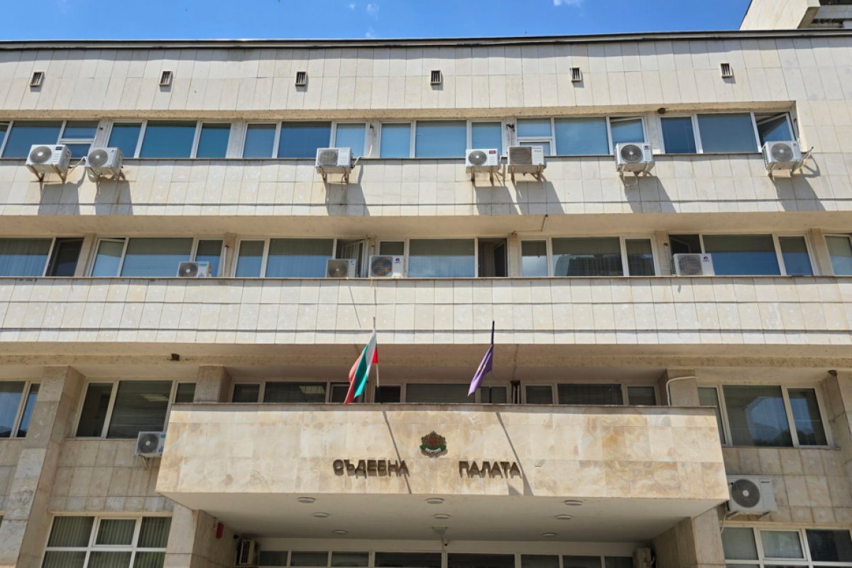 Съдът остави в ареста обвинения за убийството на трима души в Угърчин