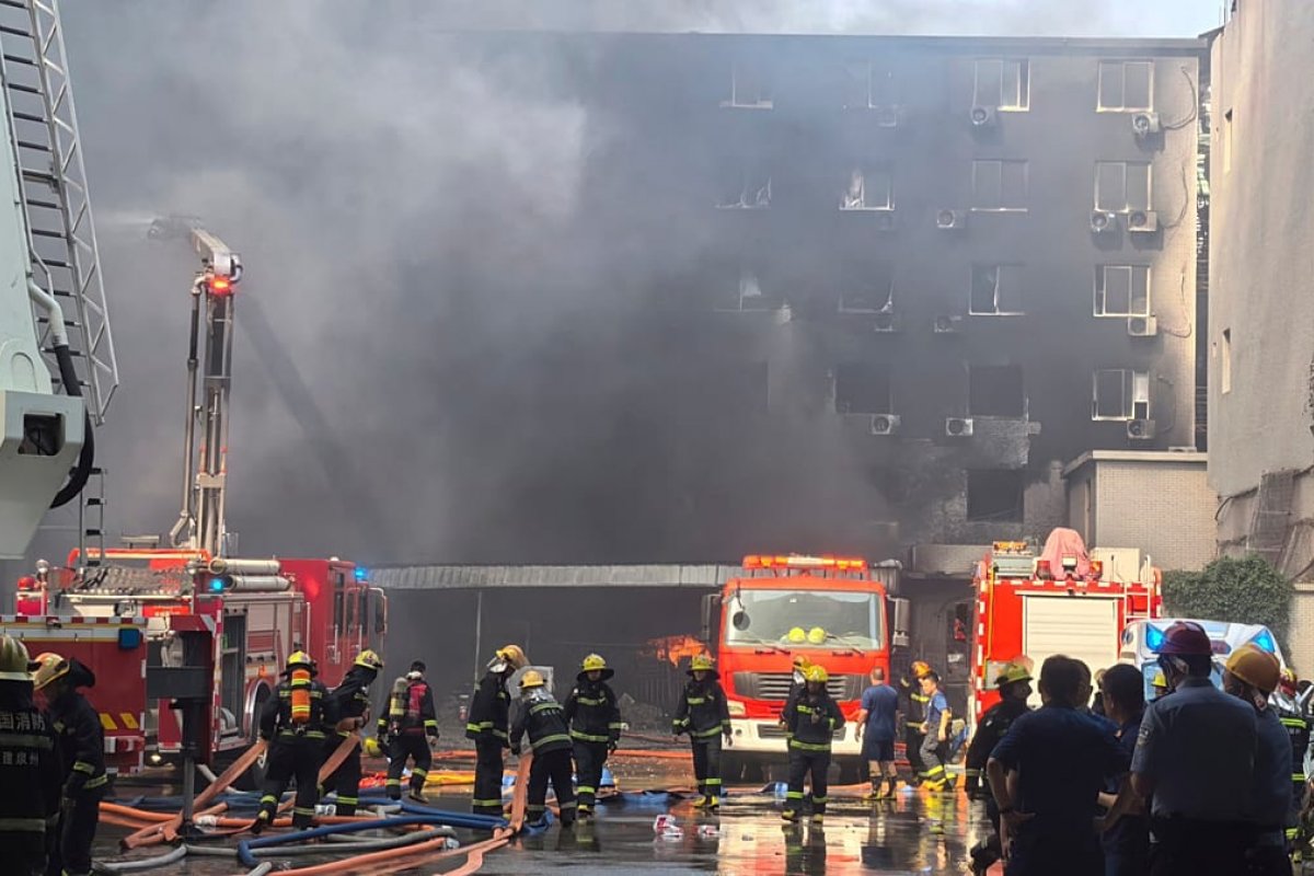 Най-малко 28 души загинаха при пожар в обувна фабрика в източен Китай