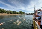 Първо плуване в Сена от близо 80 години привлече стотици участници в Париж