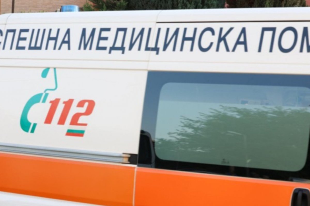 Автомобил се удари в камион край Дупница, двама загинали