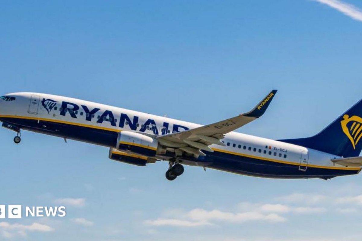 Прозорец на самолет на Ryanair се размести по време на полет, пътник е с изгаряния