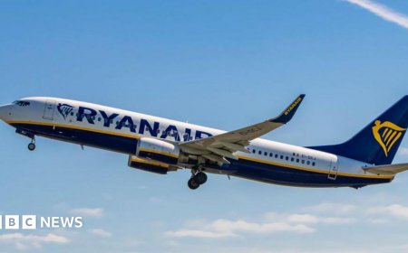 Прозорец на самолет на Ryanair се размести по време на полет, пътник е с изгаряния