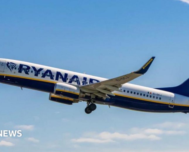 Прозорец на самолет на Ryanair се размести по време на полет, пътник е с изгаряния